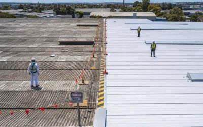 De la uralita al panel sándwich: cómo renovar una antigua cubierta de amianto